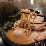 Yokohamaie Kei Ramen Kigaruya - 麺上げ