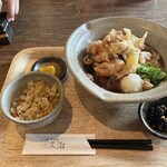 Udon Sueji - ランチはお得な値段で炊き込みご飯がつけれます。