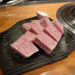 Itamae Yakiniku Isshou - ●夕食、単品。付出し300+中瓶B 600X3+豆ﾓﾔｼ350+ｼｬﾄｰﾌﾞﾘｱﾝｽﾃｰｷ6580+ﾊﾗﾐ1580+内ﾋﾗ1280+ｶｲﾉﾐ1480+ﾋｳﾁ1580+石焼ﾋﾞﾋﾞﾝﾊﾞ1080+冷麺小580+ｼﾞｪﾗｰﾄ440=17,050円 