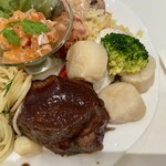 アクアガーデン 迎賓館 - 手前は牛肉の煮込み。帆立や白身魚も。