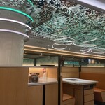 海底撈火鍋 - 中は広く清潔感ある店内です。