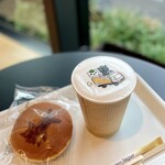 スワンカフェ - クロネコ、シロネコのミルクたっぷりカフェオレ(450円), クロネコどらやき(185円)