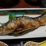ニュー かどや - 鮎の塩焼き。定番ですが、相乗効果でうまさ倍返し！