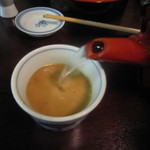 神田まつや - 蕎麦湯を「ごまつゆ」に注ぐ