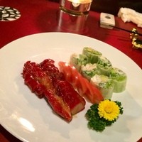 シーファン - コース。前菜3人前。焼き豚、生春巻き、トマト。