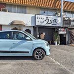 うな臣 - 駐車場は店の前で良いみたい　看板がよく分からん