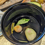 うな臣 - 吸い物は控え目　+￥220で肝吸いに出来る