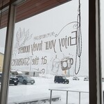 スターバックスコーヒー イオンタウン能代店 - 窓に手書きの1周年メッセージ