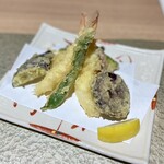 日本料理 八重山 - 揚物：天麩羅盛り合わせ
            （海老2本、アカマチ、烏賊、紫芋、島南瓜、ジャンボインゲン、茄子）