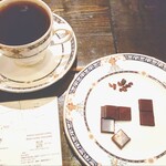 Coffee Shop Marley - 自家製チョコレート(￥580)」と「本日のMarleyブレンド　中煎り(￥780)。夜のコーヒー笑