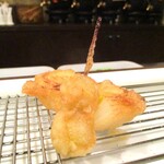 旬彩 天ぷら 心来(しんら） - 下仁田葱・群馬：火が入ったら 油の温度を上げて、揚げながら 白根を少し焦がしてあり、香ばしい薫りがします。 大将のテクニックが光ります。　いい仕事してますねェ～！  銀杏。