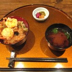旬彩 天ぷら 心来(しんら） - 〆のかき揚げ丼、赤出汁、香物。