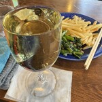 アガリコ 新宿 オリエンタルビストロ - ２杯目もなみなみ～