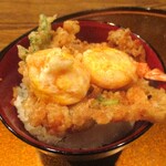 旬彩 天ぷら 心来(しんら） - 〆の 玉子の天ぷら＆かき揚げ丼：かき揚げがサクサクッ！　美味しい天丼のつゆがかけられ、卵の黄身がとろとろで満足感 MAXですョ！　わたしは、玉子の天ぷらを追加してWトッピングにしていただきました。 “おまかせコース” はけっこうなボリュームが有りますので、かき揚げ丼が食べられない方には、大きな “特製天むす” にして お土産にしてもらえます。