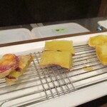 旬彩 天ぷら 心来(しんら） - 薩摩芋：金時芋と シルクスイートの食べ比べです。　食事が始まった頃から 低温で長時間揚げられた 薩摩芋は、でんぷん質が糖質に変化して、どちらも甘ぁ～くて とても美味しいですよォ～！　お芋の端は 更に香ばしくて、甘い、パリッとした煎餅のようでサクッとしていて、またまた美味しいですネ！　わたしは、ねっとり系のシルクスイートの方が好みかナ？