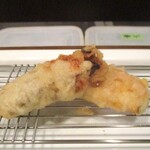 旬彩 天ぷら 心来(しんら） - 牡蠣：けっこう大きくてぷりぷり食感でミルキー！ 熱々で甘ぁ～イ！ 最高ォ～です。塩をちょっぴりふって ハフハフしながら美味しくいただきます。  蓮根：美味しいうえにアレ ルギーにも良いそうです。 