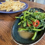 アガリコ 新宿 オリエンタルビストロ - 味無しポテトと味薄め空心菜炒め