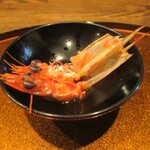 旬彩 天ぷら 心来(しんら） - 赤出汁の具になっている車海老の頭は、赤出汁の蓋のところへ置いておくと大将が殻を剥いてくれますョ。