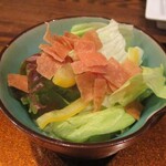 旬彩 天ぷら 心来(しんら） - サラダ：心来オリジナルドレッシングの 定番サラダです。 玉子の卵白を蒸してから丁寧に裏漉しして、胡麻、酢、塩 etc．を加えて作られたドレッシングの さっぱりしたお味が、天ぷらの油分を 口の中から消し去ってくれます。 口やすめにぴったりの一品です。