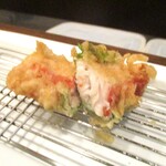 旬彩 天ぷら 心来(しんら） - 金目鯛の大葉巻き：金目鯛に大葉を巻いて揚げてあります。 大葉の香り良くとてお美味しいです！　しっとりジューシーで、脂がメチャのていますョ！　衣がサクッ！ 身がフワッ！　美味しいうえに、ビジュアルも良いですネ！