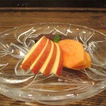 旬彩 天ぷら 心来(しんら） - デザート：林檎のスライスと柿に、ショコラのケーキでミントが飾られています。誕生月の家内には “おめでとう” のプレートとお誕生キャンドル1本 and 店内のみなさんからのハッピ～な拍手をいただきました。