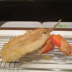 旬彩 天ぷら 心来(しんら） - キス・三河湾：肉厚に揚げてあるキスは、表面がサクッ、身がふっくっらふんわりして ジューシー、熱々で美味しく頂きました。 京人参（金時人参）：赤の色合いが濃くて、綺麗で 甘ぁ～い人参です。 