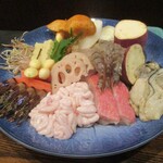 旬彩 天ぷら 心来(しんら） - 今から使用する素材を 大皿に盛って 紹介していただきます。