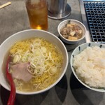 炭火焼肉と炉端 康 - 牛骨塩らーめん＋ライスセット（小鉢付き）¥980（税込）