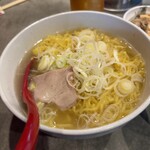 炭火焼肉と炉端 康 - 牛骨塩らーめん¥780（税込）