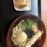 うどんの小麦冶 - ちく玉天ぶっかけ¥480 かしわおにきり¥180