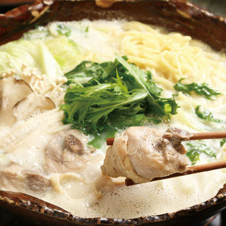 品尝著名的“博多水炊锅”◎关键是熬8个小时的鸡汤！