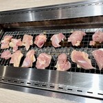 ドライブイン鳥 - テーブルのコンロで網焼き