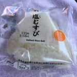セブンイレブン - 料理写真:"塩むすび"