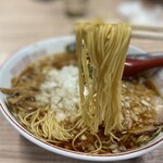 Chuukasoba semmontem bimbintei - 麺線がキレイに整えられた中細麺は
                        少し硬めに茹でられていますが、
                        シャクっとした噛み応えまではないですね。