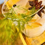 SiCX京都蒸溜所 Gin Distillery&Cafe Bar - 【ジン：BOBY’s GIN(オランダ)】1,300円。見た目も鮮やかです。レモングラスの効いた爽やかなジン。