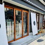 SiCX京都蒸溜所 Gin Distillery&Cafe Bar - 【外観】縁側のようなテラス席(！？)。暖かかい気節には良さげ。