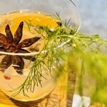 Sicx Kyoto Jyouryuusyo Gin Distillery&Cafe Bar - 【ジン：BOBY’s GIN(オランダ)】1,300円。見た目も鮮やかです。レモングラスの効いた爽やかなジン。