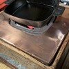 Botan - 鳥すき焼きコース(9,000円)の焼き台と鉄鍋