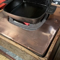 ぼたん - 鳥すき焼きコース(9,000円)の焼き台と鉄鍋
