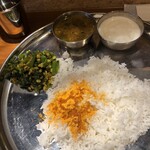 the MANDA - ミールスに何かオイル振りかけ