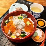 焼貝 あこや - あこや「極」海鮮丼 5〜7種類の海鮮丼、鰹の一番出汁、
            小鉢、黄身醤油、香りの物のセット