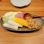 228819587 - 生野菜と鶏味噌