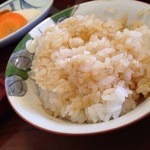 うなぎ亭 友栄 - ごはんはお替わりできる。うなぎのタレを掛けて持ってきてくれる。