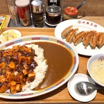 Oosaka Oushou - 麻婆豆腐カレー・990円と、無旅券の餃子6個。