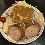 豚の穴 - 小ラーメン 900円
            味噌カレー 150円（味変更）
            味玉 100円
            コール
            　やさい、にんにく（普通）
            　アブラ（マシ）
            　味の濃さ（カラめ）