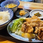 Taishuushokudou Yuunosuke - とり&豚MIX唐揚げ定食(税込800円)
                        ①鶏唐揚げ《3個》②豚唐揚げ《3個》③もやしナムル④白ご飯⑤玉子スープ⑥お漬け物(高菜)
                        白ご飯がダマになってて微妙でしたが、追って玉子スープを飲むと丁度良い