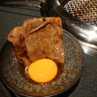 名古屋焼肉きらく - 卵黄を絡めて…