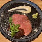 Kamado Yaki Nikuyorozu - 黒毛和牛の薪ローストビーフ(上の白いソースはマッシュポテトと白味噌のソース)