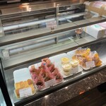 ブランシェ タカギ - ショーケース　※クリスマスイブなので、ケーキは少なめ