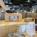 鰹そば田ヶ久保 - 目の前で削るパフォーマンス